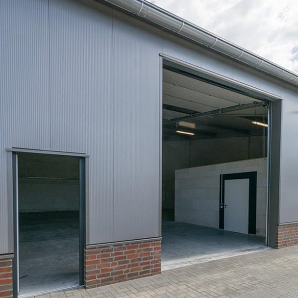 Büro- und Halleneingang im Firmenquartier Oldenburg-Nord